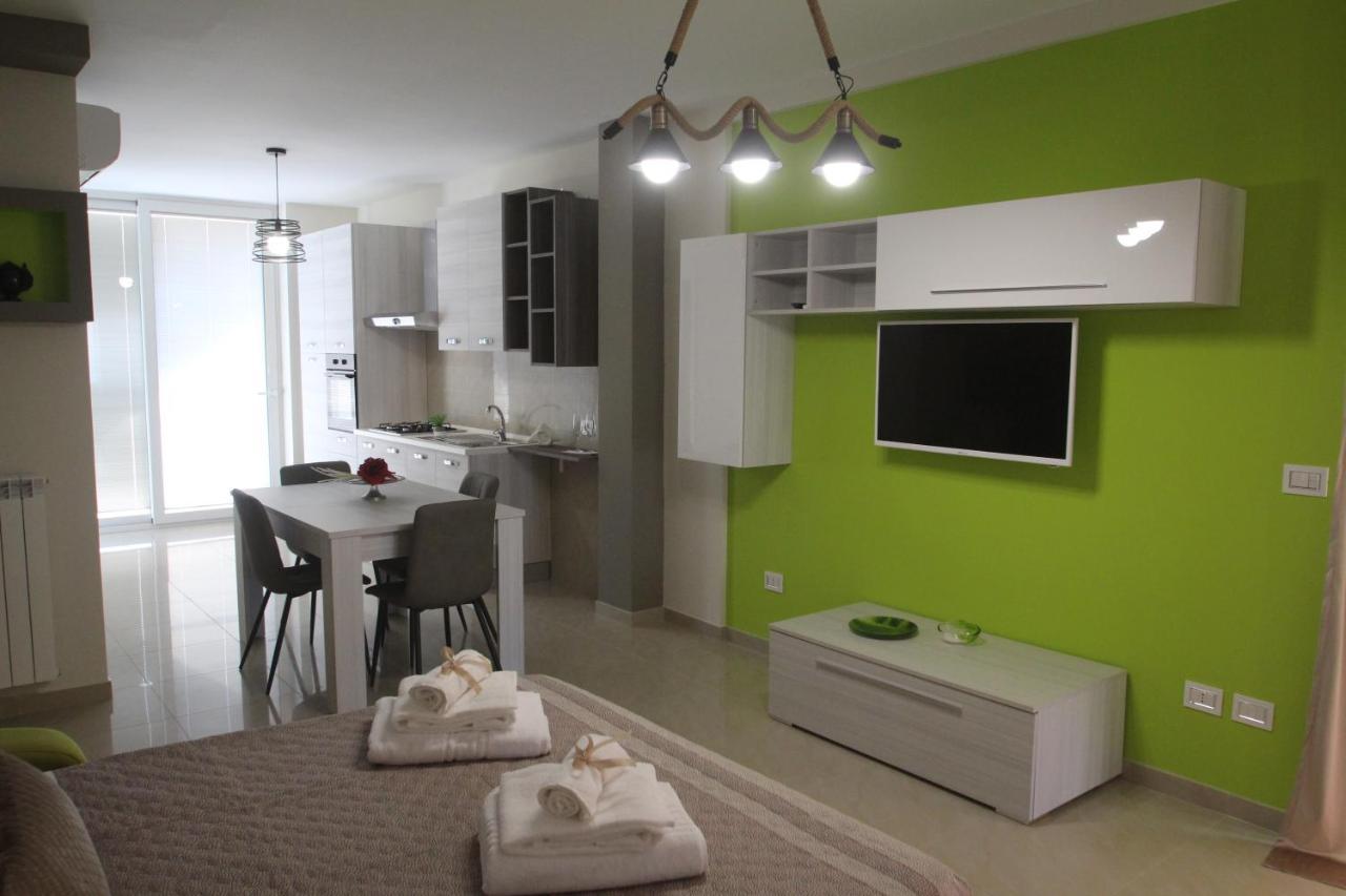 B&B Elles Con Parcheggio Interno Barletta Bagian luar foto