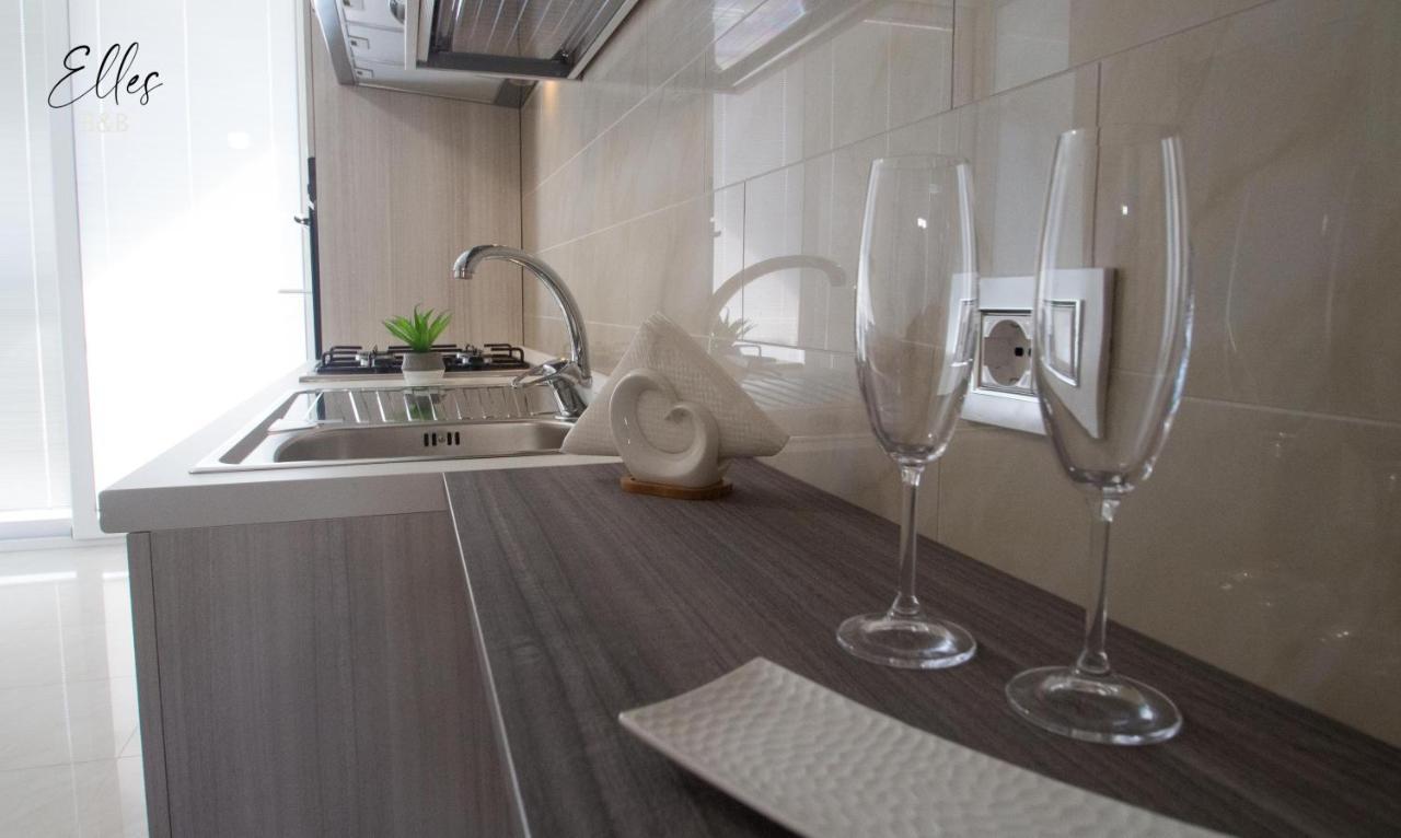 B&B Elles Con Parcheggio Interno Barletta Bagian luar foto